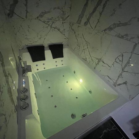 Le Cocon Balneo Apartment Sens Luaran gambar